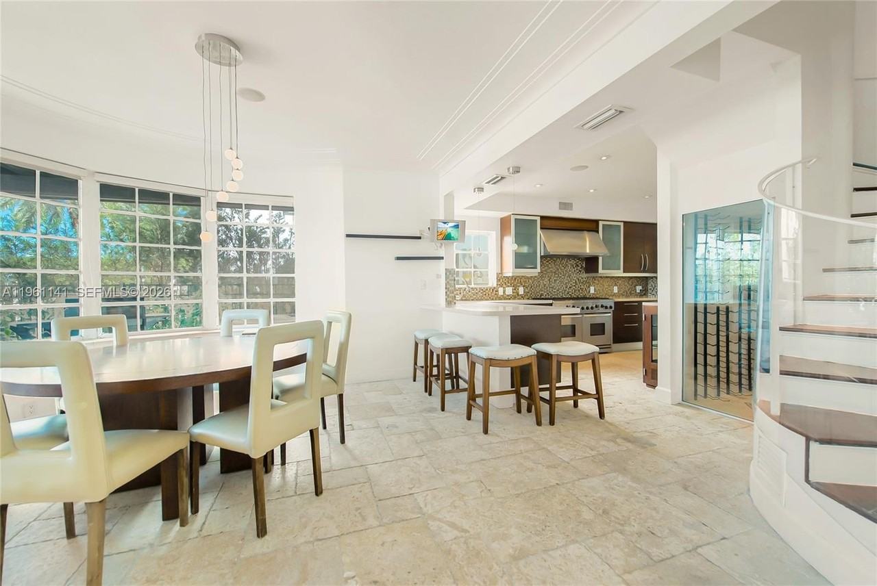 224 S Coconut Ln - Photo 7 of 27