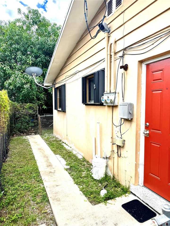 1232 Ne 136th Ter - Photo 2 of 8