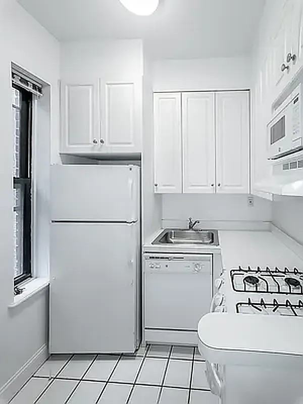 326 E 58th St #2B - Photo 2 of 5