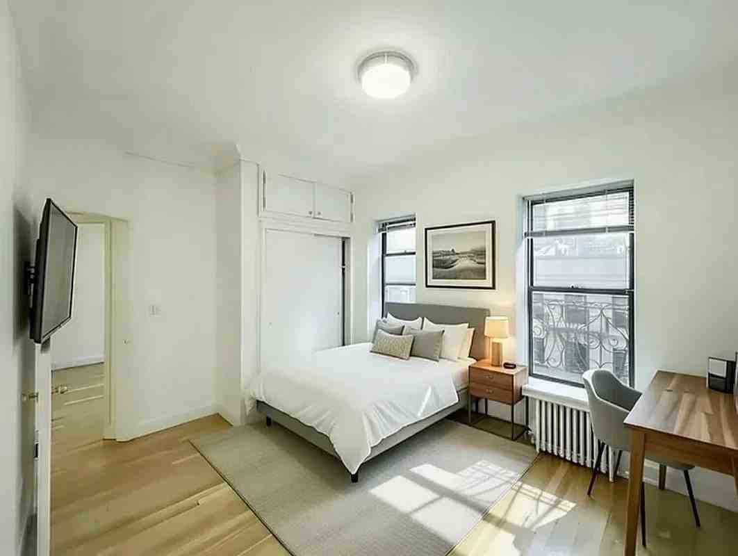 326 E 58th St #2B - Photo 3 of 5