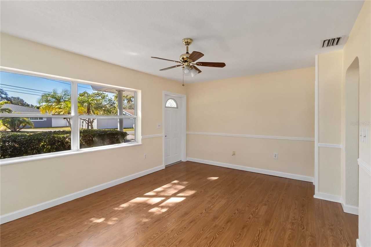 14863 Sunset Dr - Photo 4 of 30