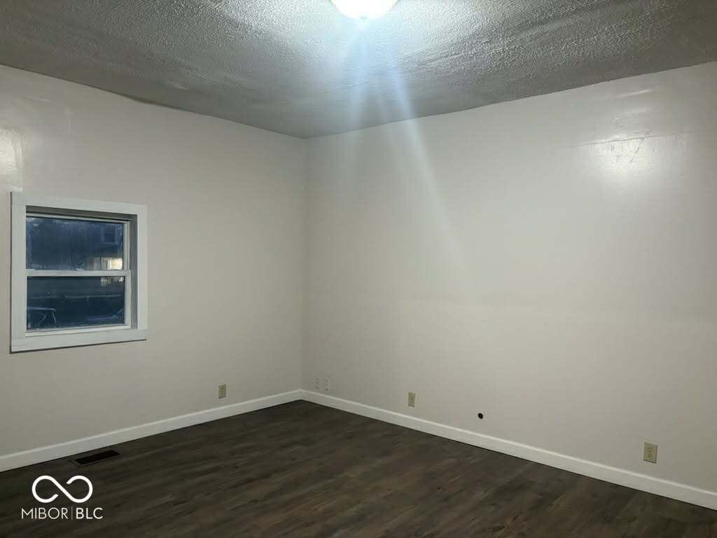 1014 W 33rd St - Photo 6 of 11