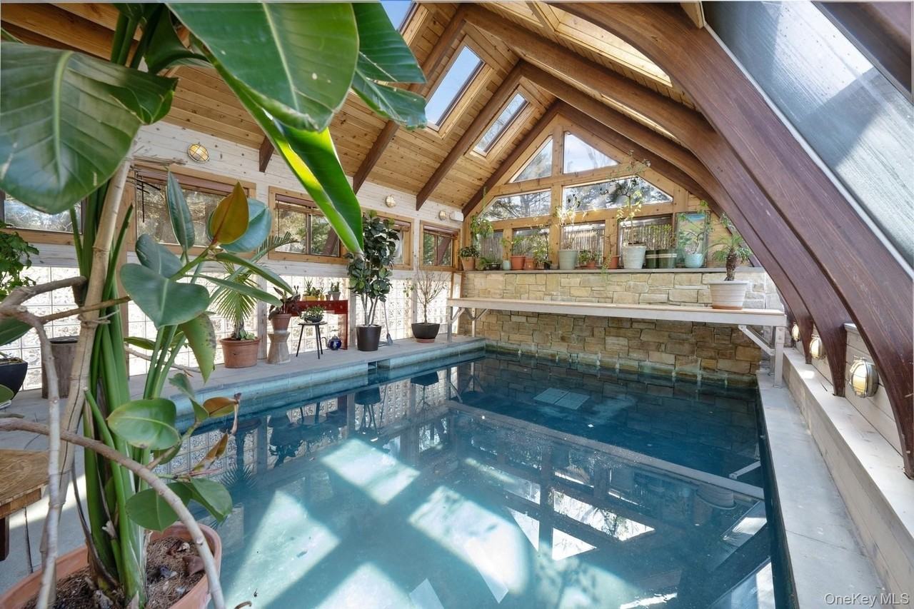 1 Burkeshire Dr - Photo 4 of 36