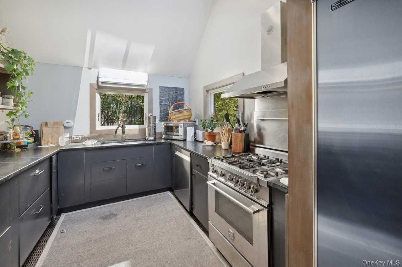 1 Burkeshire Dr - Photo 6 of 36