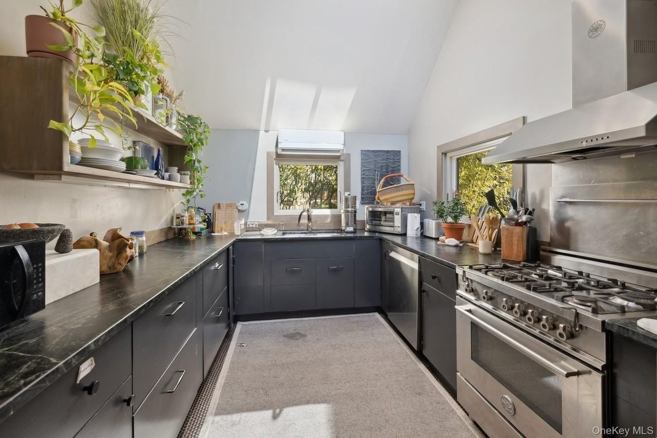 1 Burkeshire Dr - Photo 7 of 36