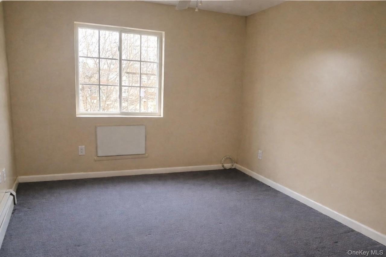 512 Milford St - Photo 4 of 7