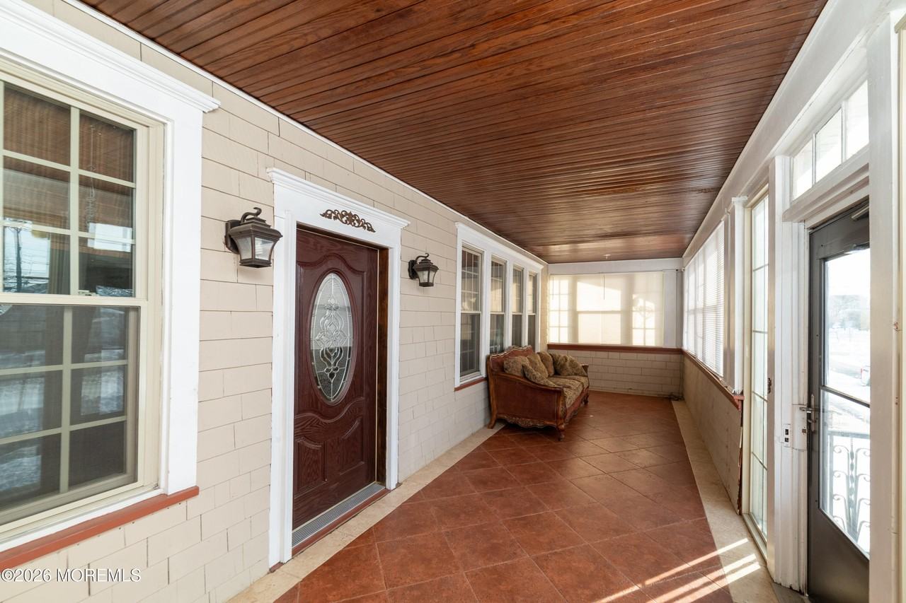 684 Amboy Ave - Photo 2 of 18