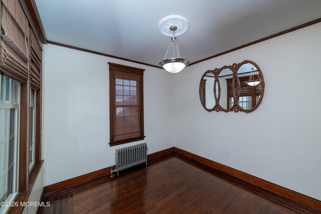 684 Amboy Ave - Photo 3 of 18