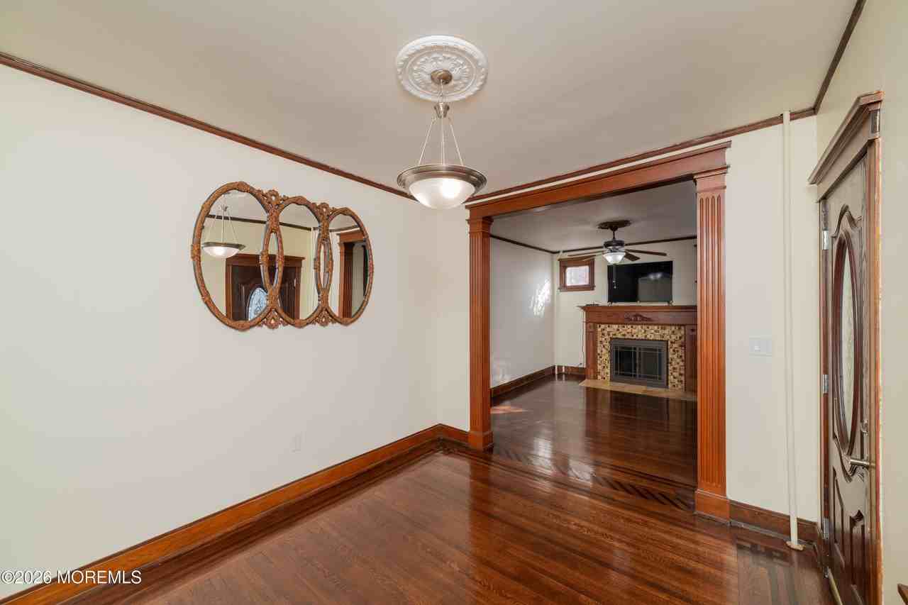 684 Amboy Ave - Photo 4 of 18