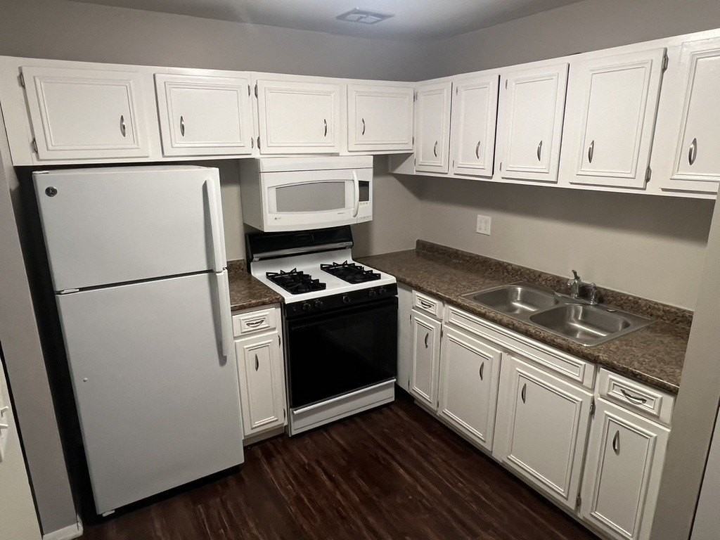 16W486 Lake Dr Apt 7-102 #7-102 - Photo 2 of 11