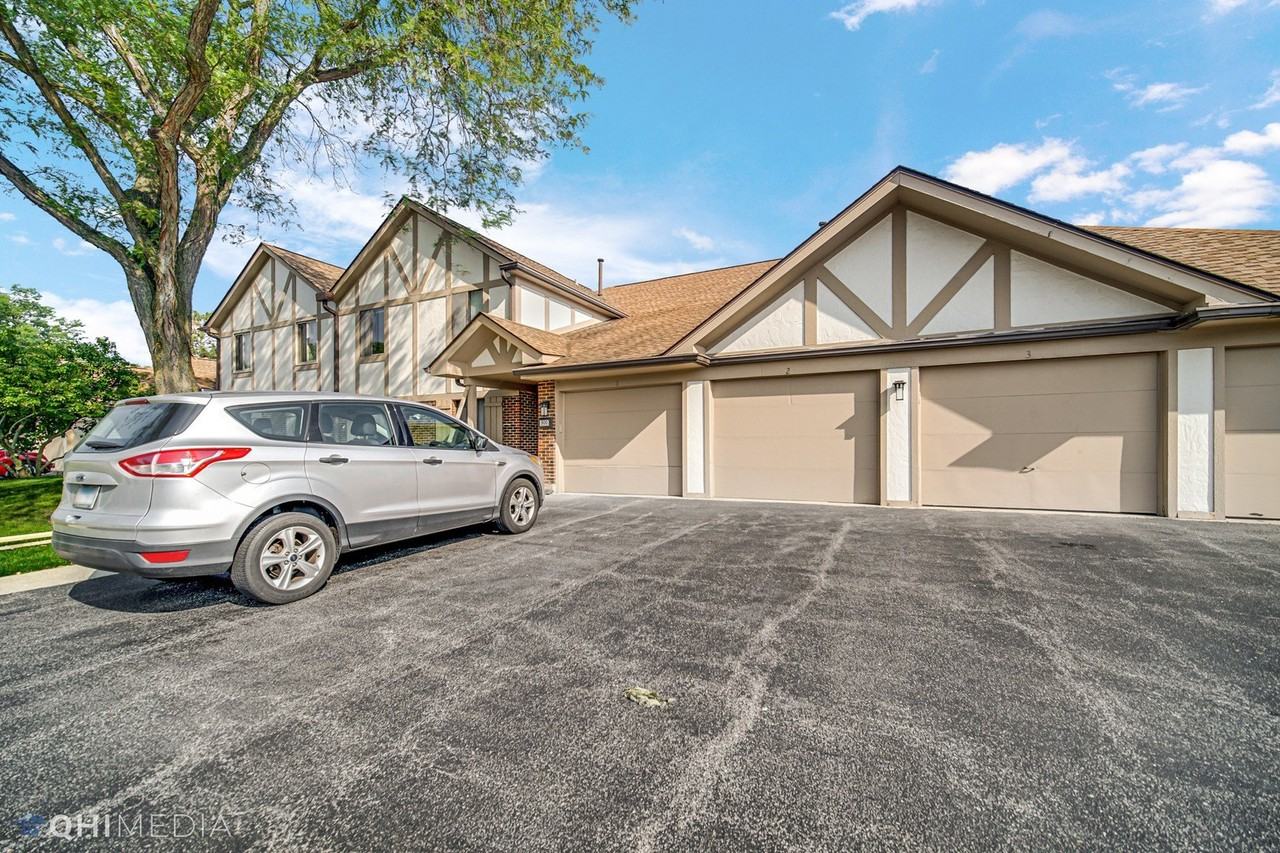 920 Surrey Dr Apt 2b #2B - Photo 2 of 27