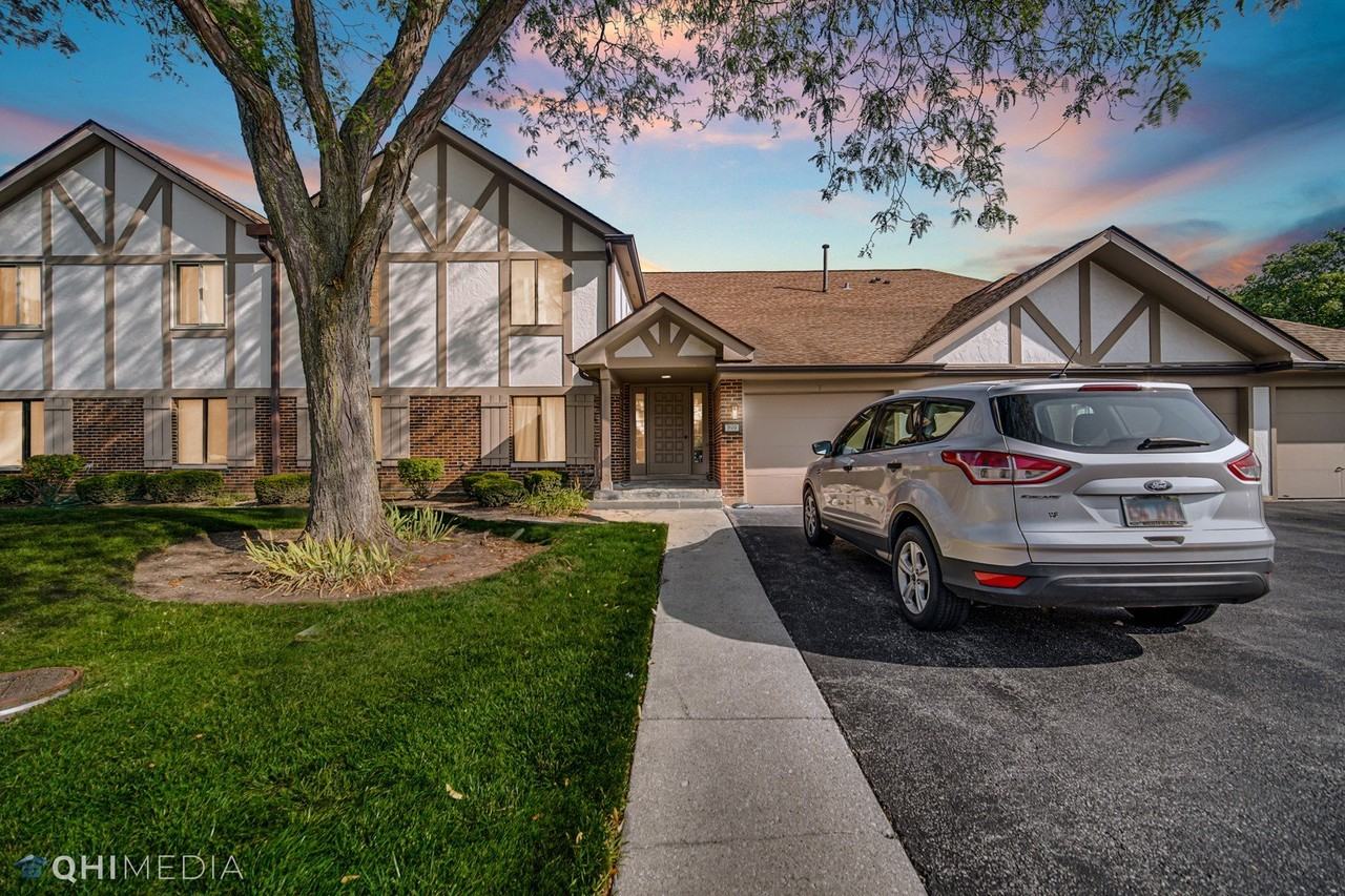 920 Surrey Dr Apt 2b #2B - Photo 3 of 27