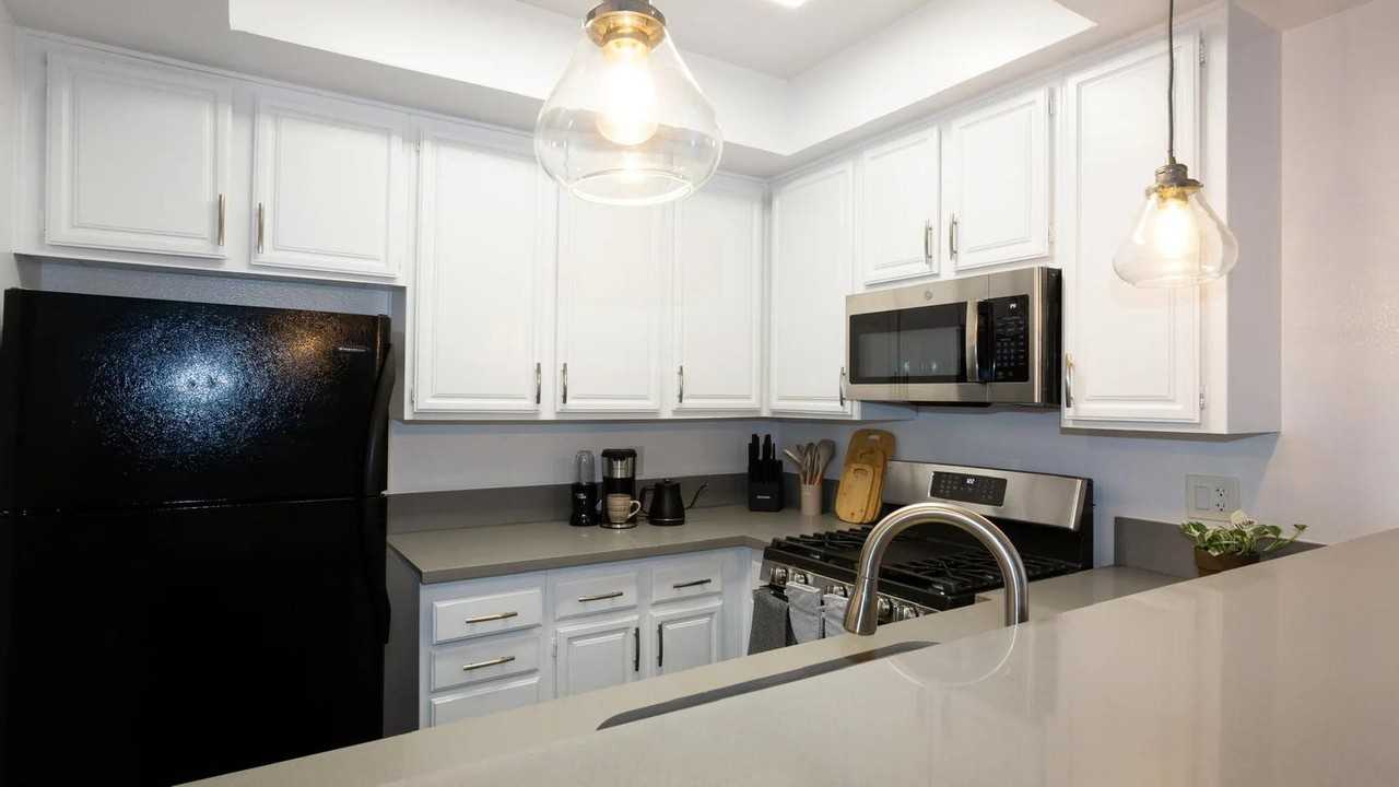 N Sweetzer Ave - Photo 7 of 19