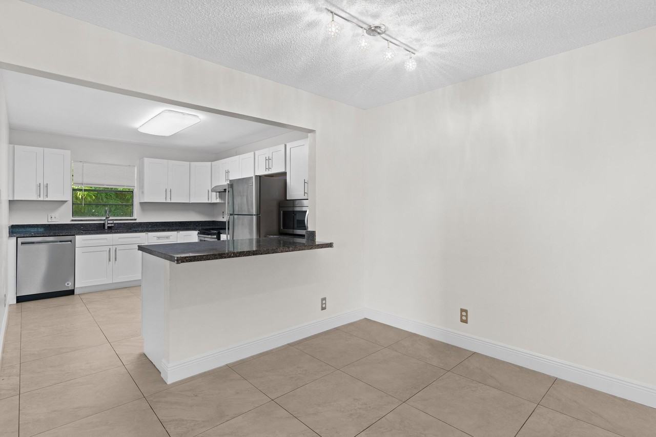 1515 N Federal Hwy #6 - Photo 3 of 13