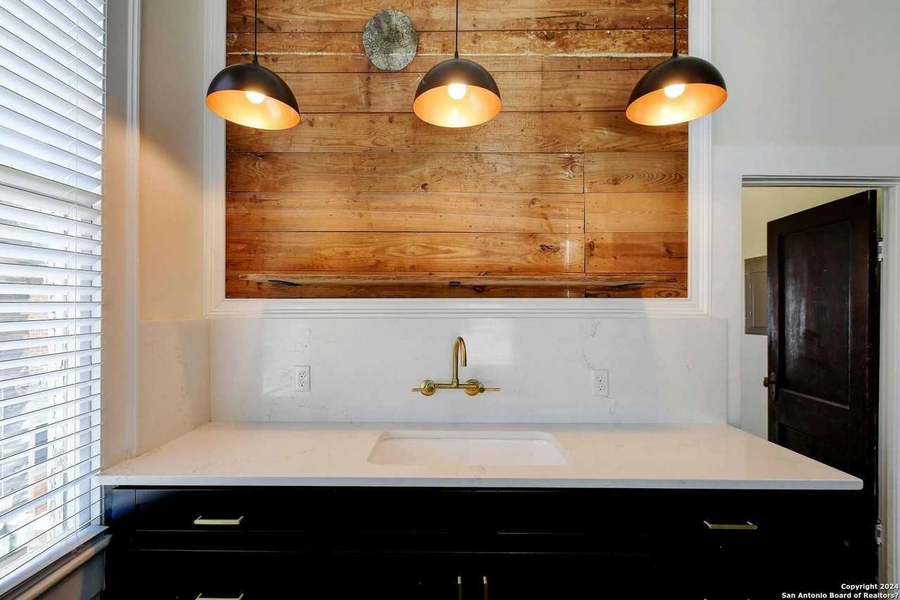 423 W Woodlawn Ave #2 - Photo 2 of 21