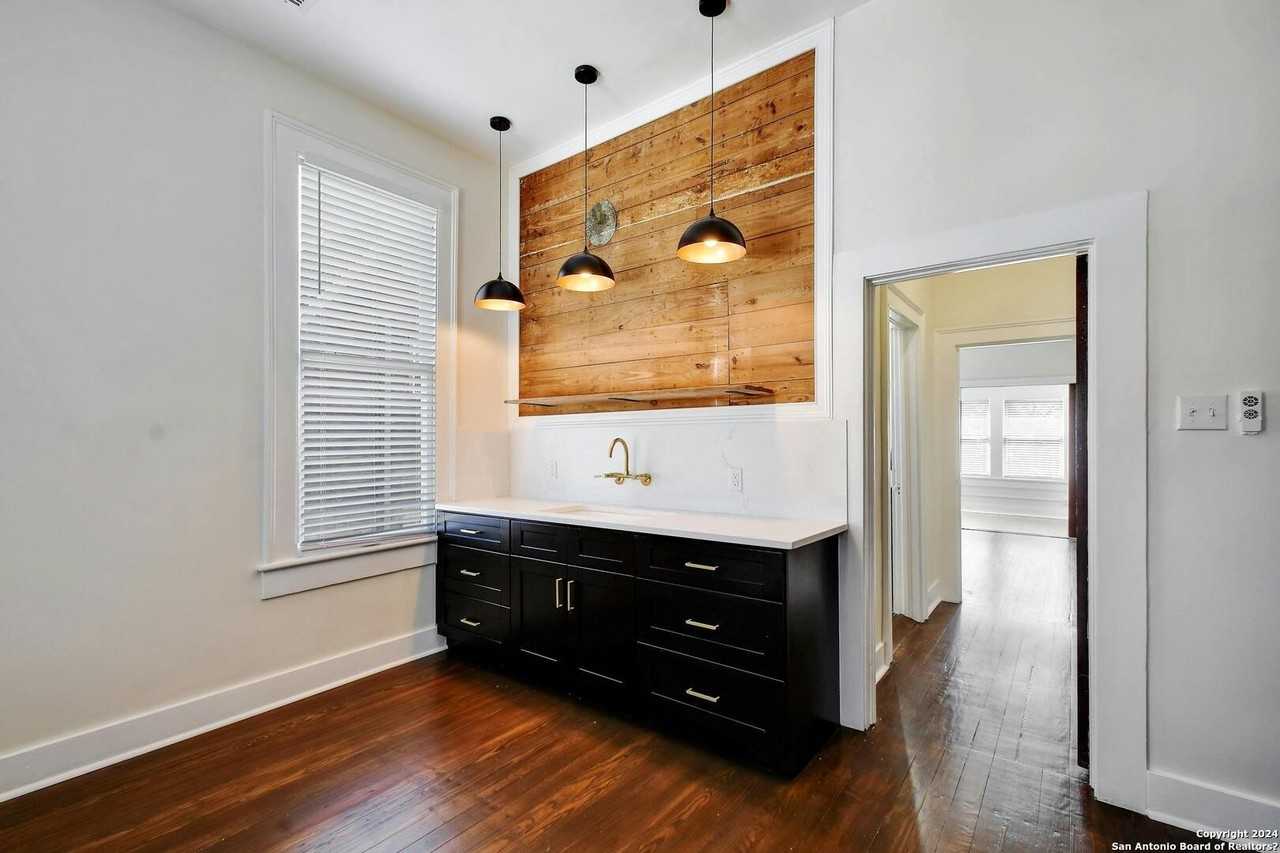 423 W Woodlawn Ave #2 - Photo 3 of 21