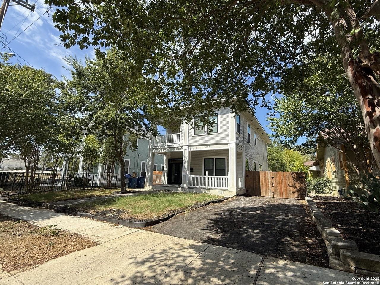 205 Ira Ave - Photo 2 of 18