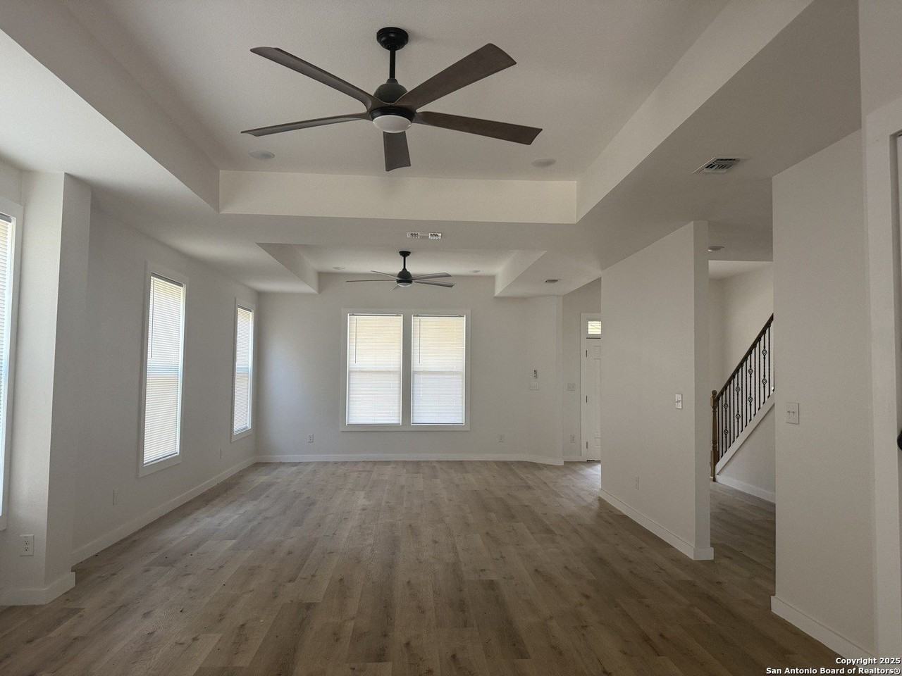 205 Ira Ave - Photo 4 of 18