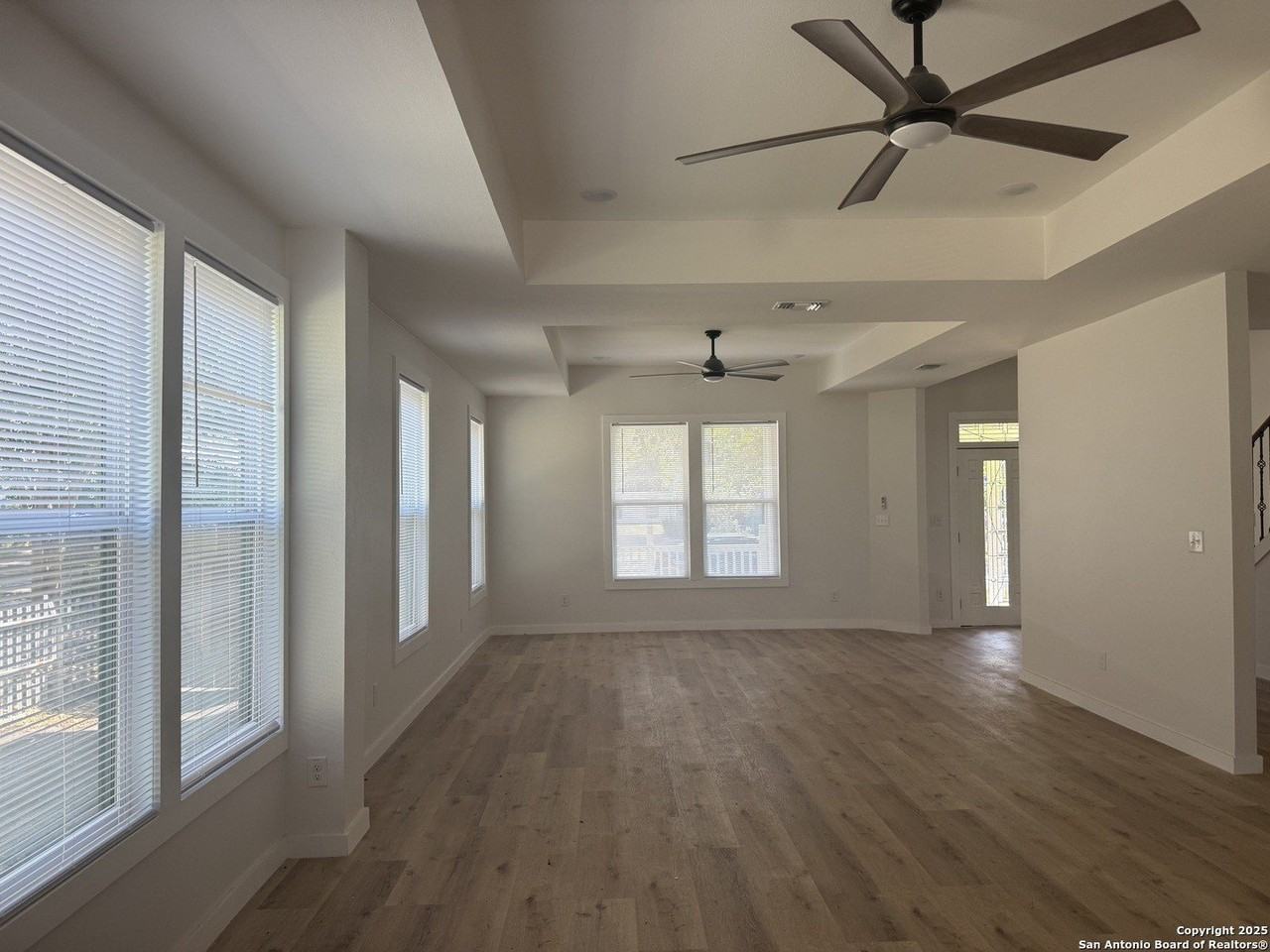 205 Ira Ave - Photo 5 of 18