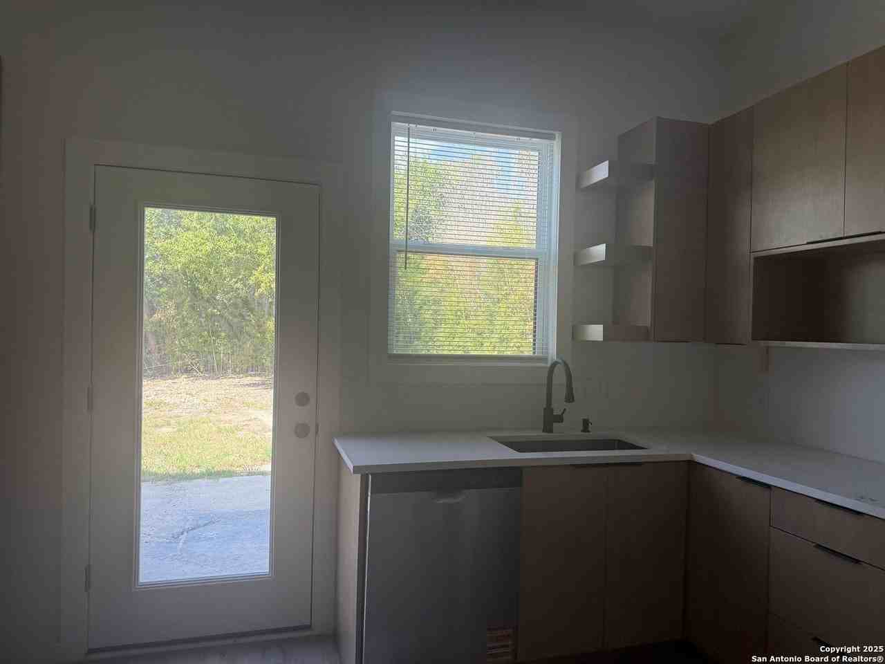 205 Ira Ave - Photo 7 of 18