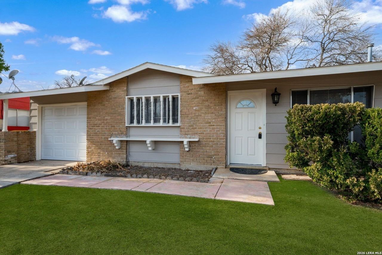 301 Deborah Dr - Photo 4 of 27