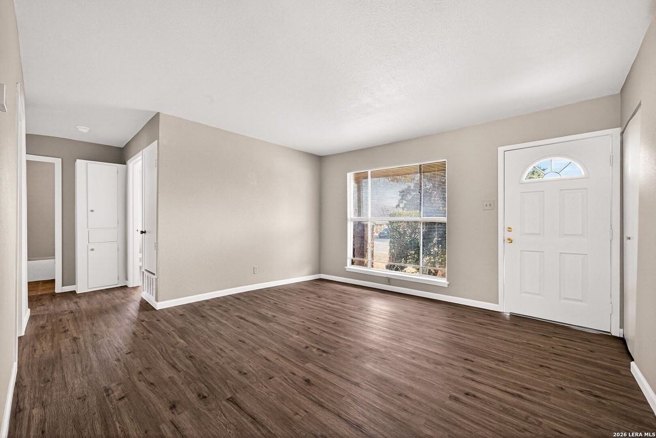 301 Deborah Dr - Photo 6 of 27