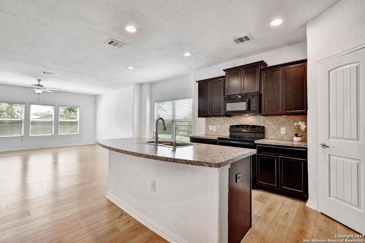 7102 Magnolia Blf - Photo 6 of 37