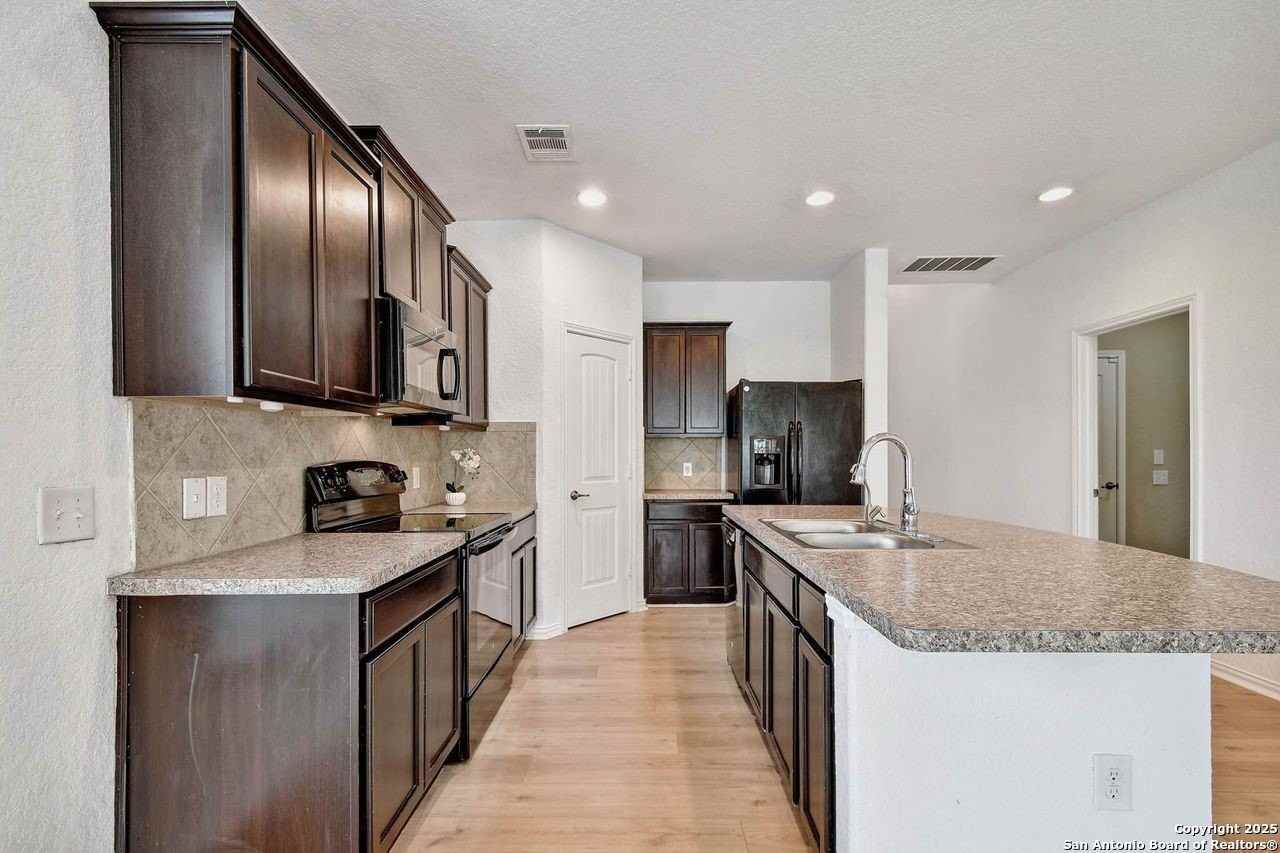 7102 Magnolia Blf - Photo 7 of 37