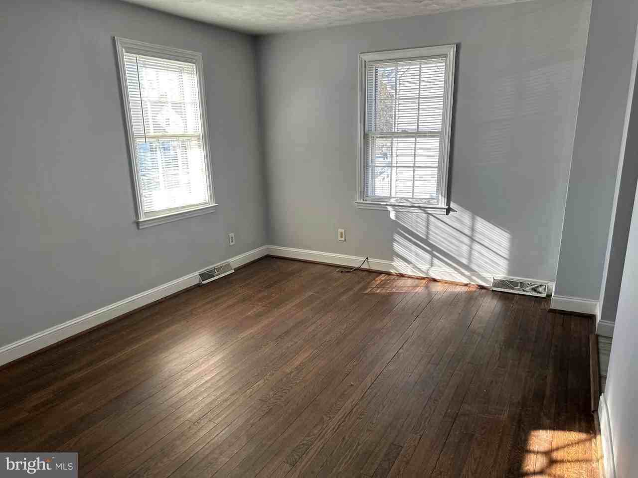 303 3rd Ave Se - Photo 3 of 15