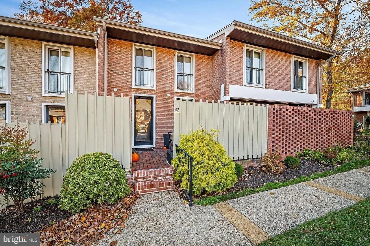 42 Bouton Green Ct - Photo 2 of 32