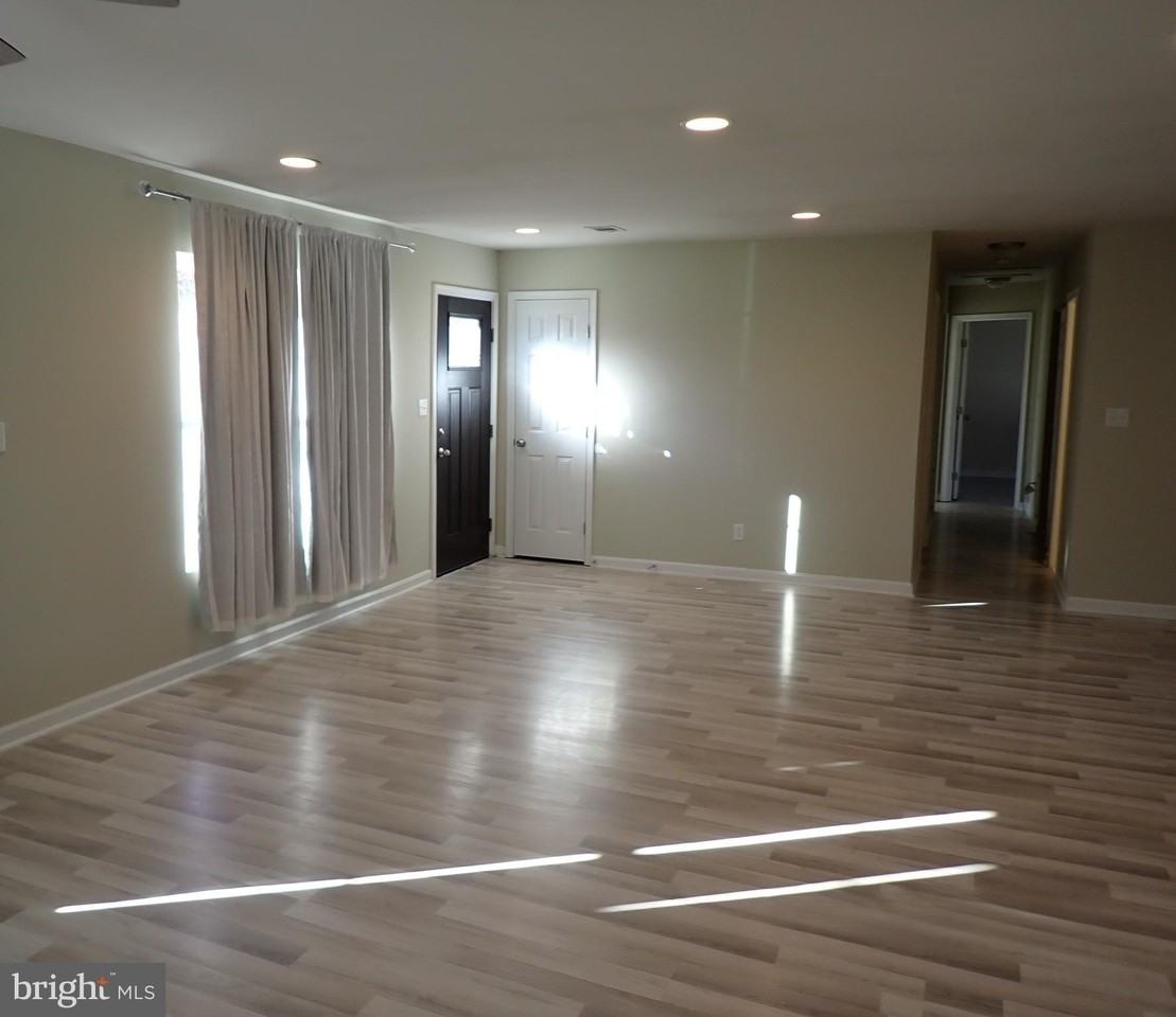 22064 Spring Valley Dr - Photo 4 of 25