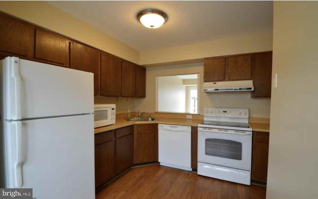 22 Essex Sq - Photo 2 of 9