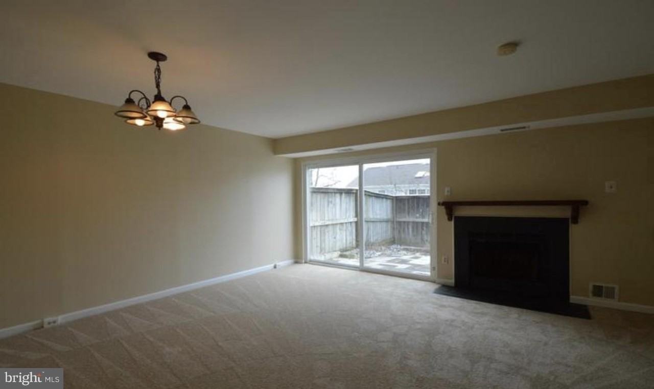 22 Essex Sq - Photo 4 of 9