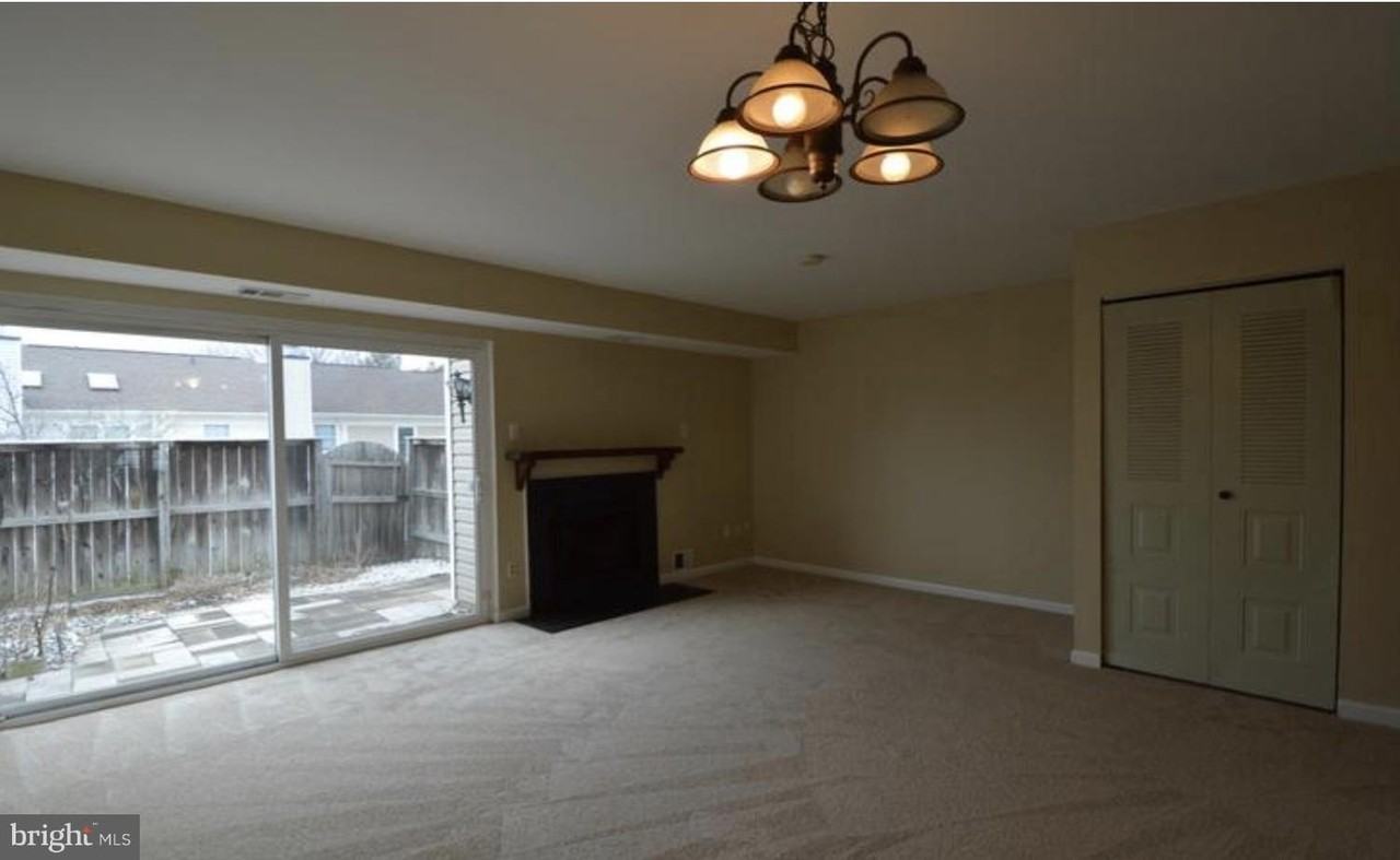 22 Essex Sq - Photo 5 of 9