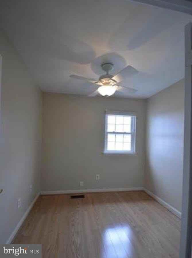 22 Essex Sq - Photo 7 of 9