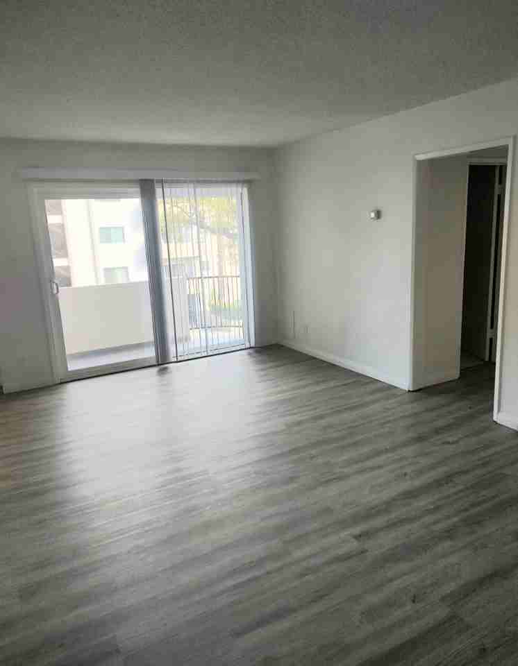 1427 North Poinsettia Place #202 - Photo 2 of 12