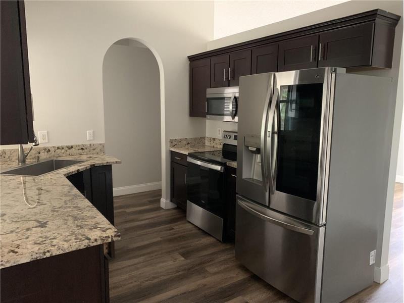 998 SW N Globe Avenue - Photo 2 of 14