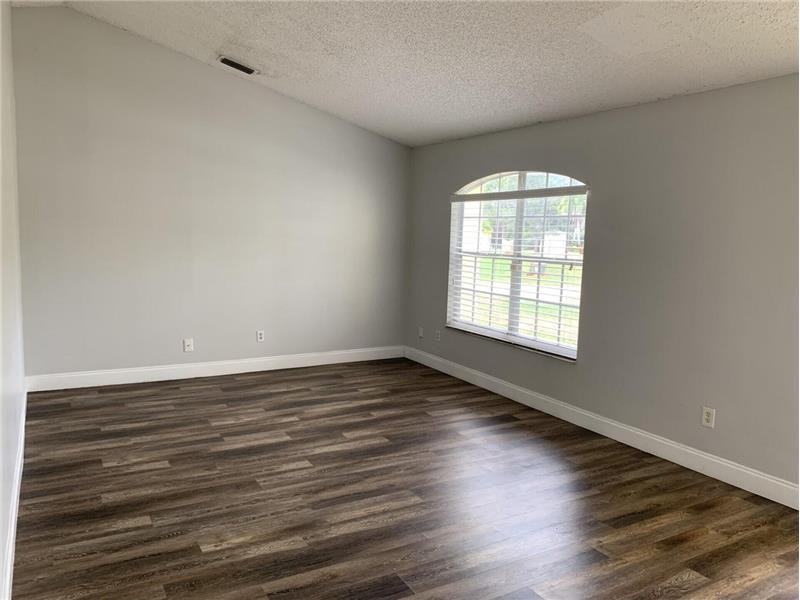 998 SW N Globe Avenue - Photo 4 of 14