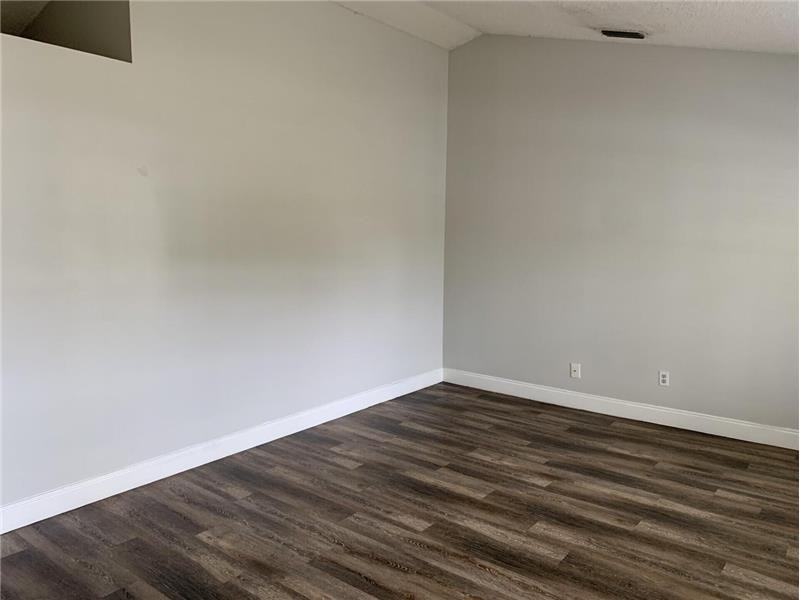 998 SW N Globe Avenue - Photo 5 of 14