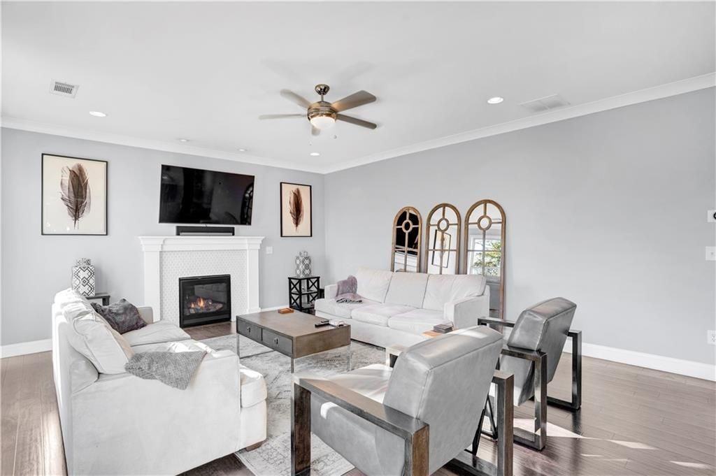 1395 Marion Ave Ne - Photo 7 of 23