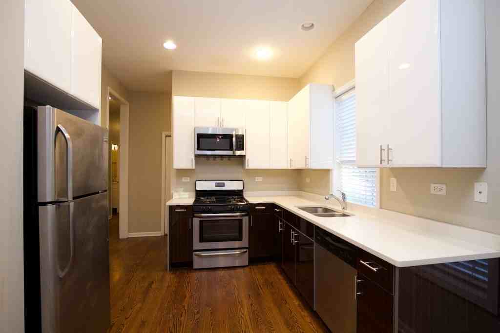 2101 W Fletcher St #3 - Photo 4 of 20