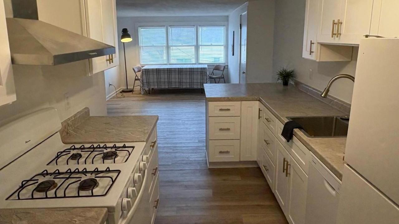 1133 Pleasant St - Photo 2 of 6