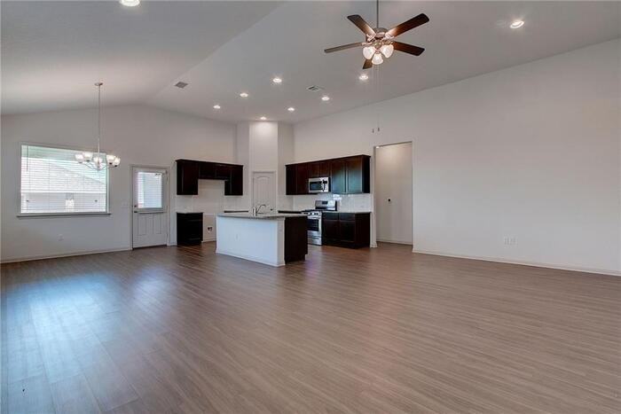 18521 Urbano Dr - Photo 7 of 27