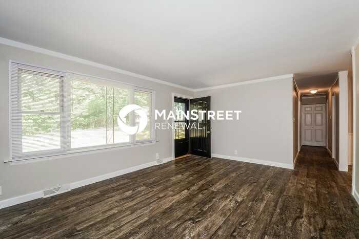 4312 Oakcrest Dr - Photo 3 of 17