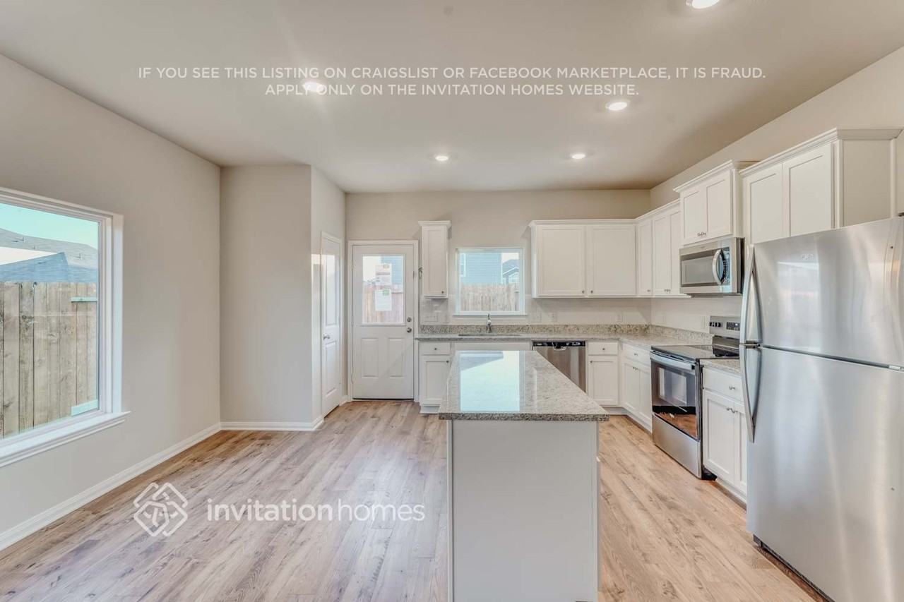 8204 Burnt Orchid Dr - Photo 7 of 17