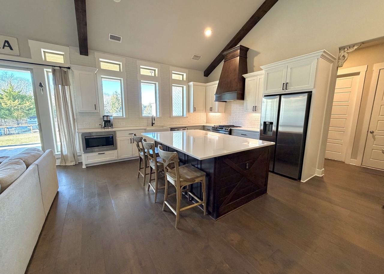 140 Caroline Ln - Photo 4 of 10