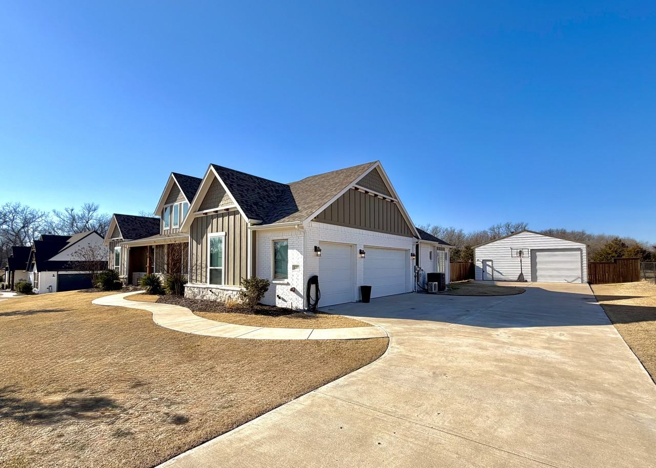 140 Caroline Ln - Photo 2 of 10