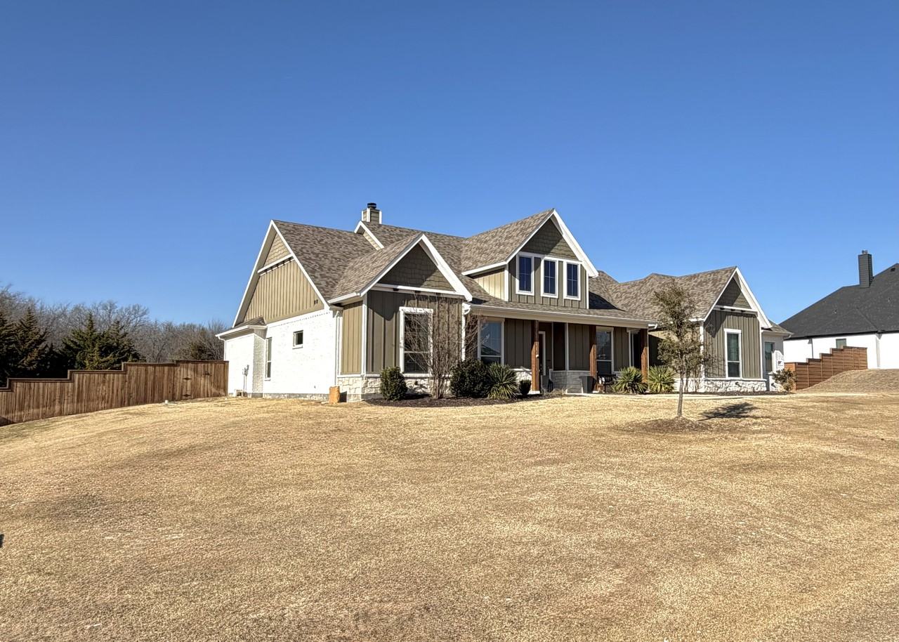 140 Caroline Ln - Photo 3 of 10