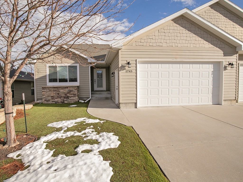 1745 Golf Dr - Photo 3 of 17