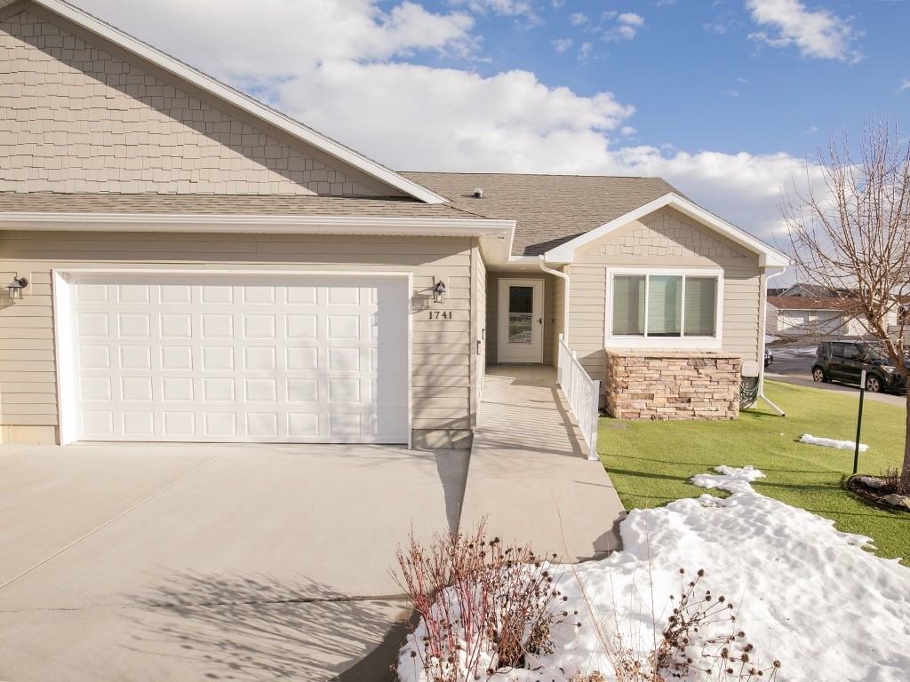 1741 Golf Dr - Photo 3 of 15